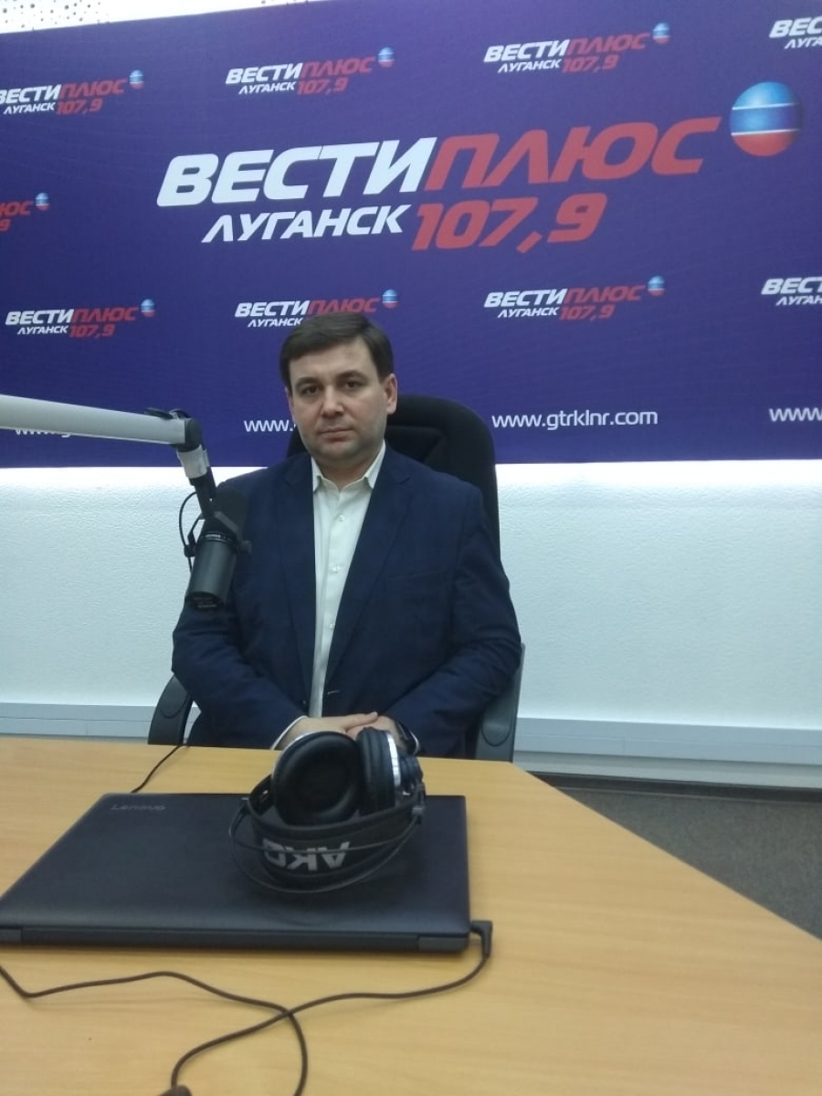 Врио директора Луганский Центр Медицины Катастроф Демьян Пархомчук в прямом эфире радио #Вестиплюс #Луганск. Поговорили о снижении риска заражения новой коронавирусной инфекцией COVID-19.