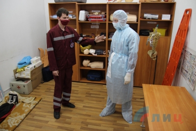 Занятия для бригад скорой помощи по использованию средств защиты прошли в Луганске