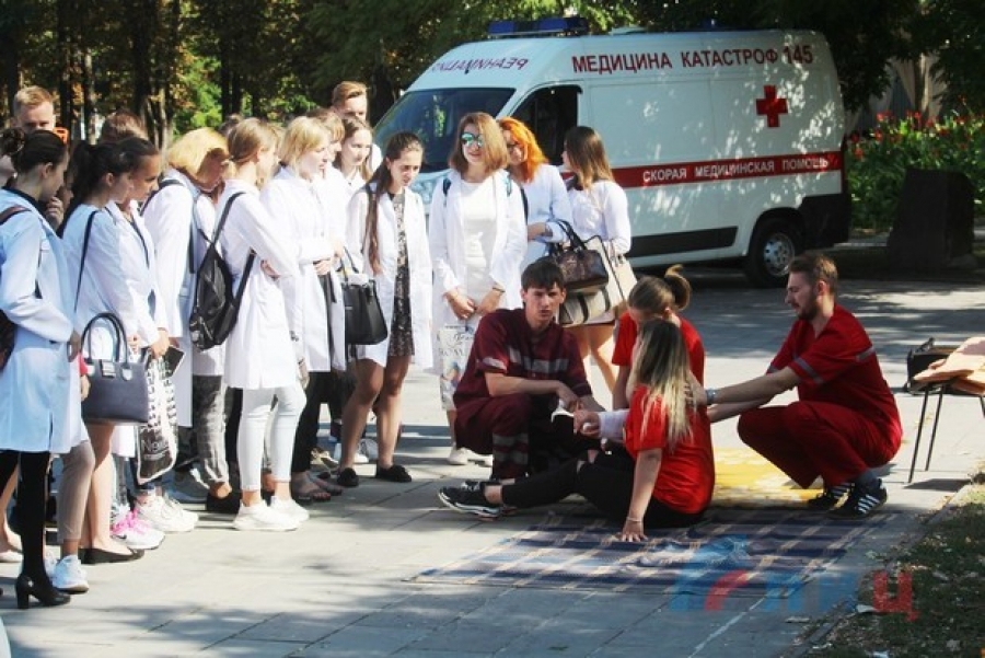 Медики Луганска в центре города обучили всех желающих приемам первой медпомощи