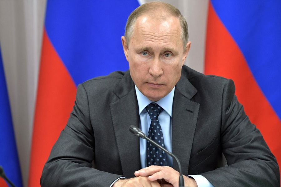 Путин поручил проверить информацию о снижении зарплат бюджетников после выборов